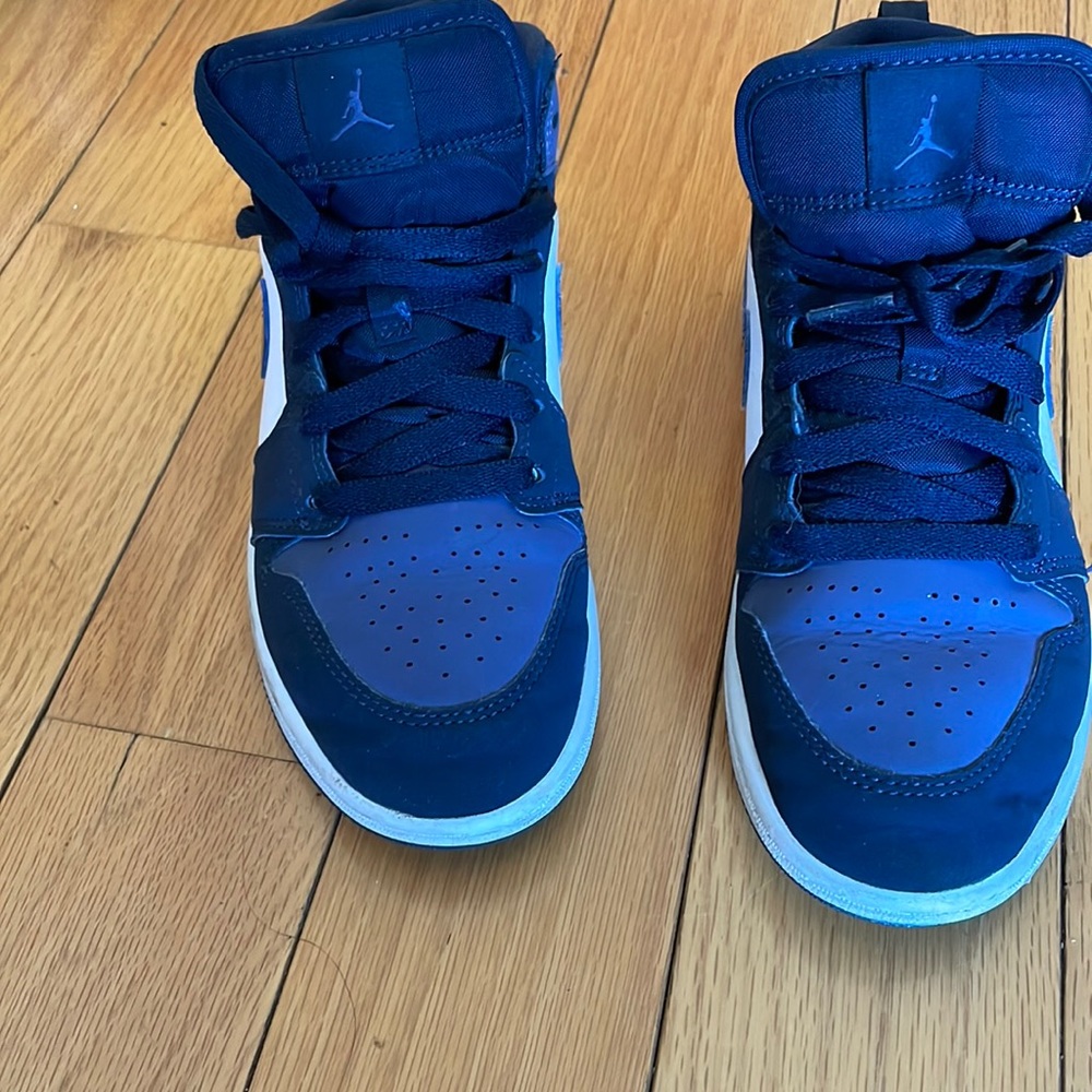 Authentic White and blue Jordan’s . Great condition 💙🤍